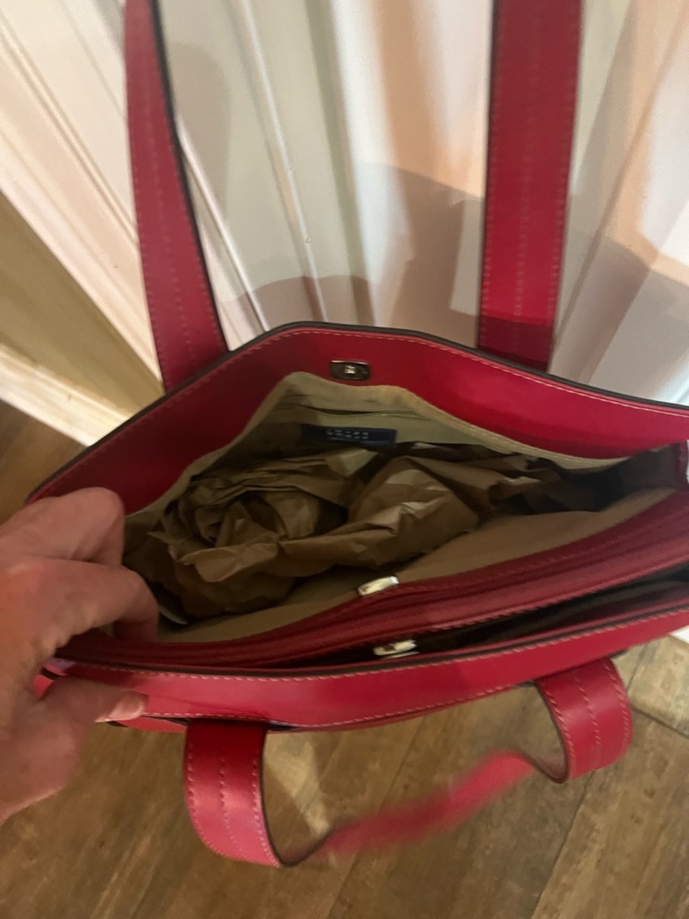 Women’s Classic Red Tote Bag - Liz Claiborne Crazy Horse Everyday Shoulder Bag - Picture 8 of 12